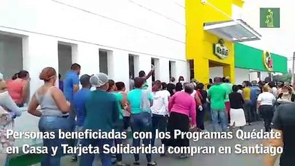 Personas beneficiadas con Tarjeta Solidaridad compran en Santiago