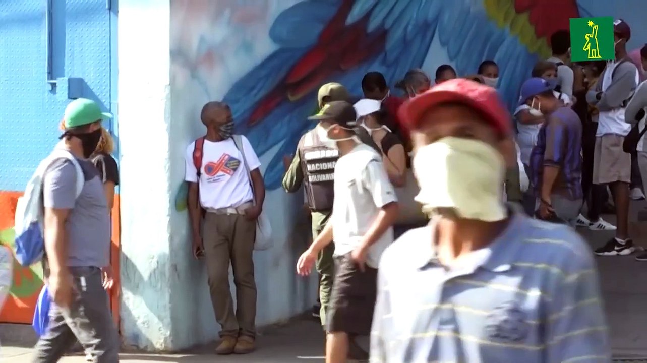 "Nos cuesta un poquito" evitar besos y abrazos dicen los efusivos venezolanos