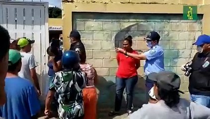 Aglomeración de personas para recibir alimentos en escuela de SFM