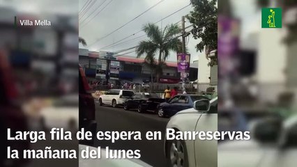 Larga fila de espera en Banreservas de Villa Mella