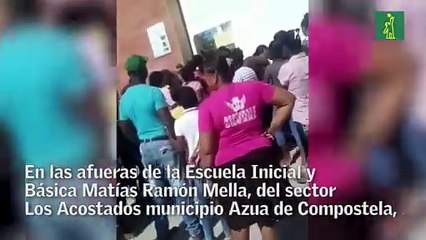 Conglomerado de personas sin mascarillas en Azua para recibir raciones alimenticias