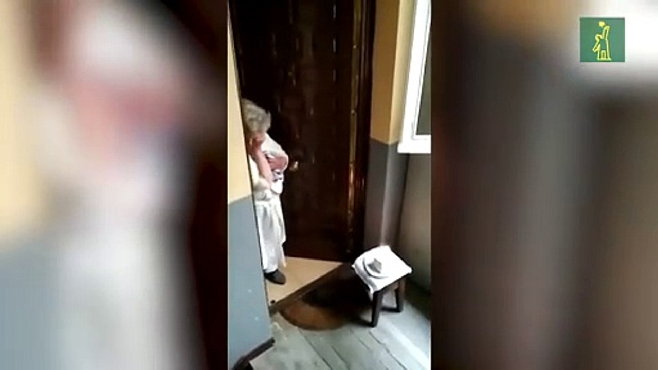 Vecinos le cantan cumpleaños feliz a señora que vive sola