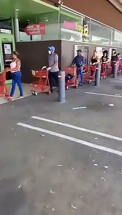 Supermercado bravo limita el acceso de personas