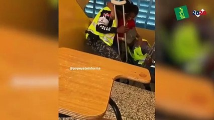 Agentes electorales ayudan una mujer minusválida a ejercer su voto