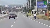 Dos motoristas hacen carreras en la autopista 6 de Noviembre
