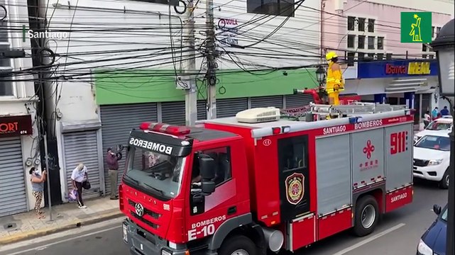 Camiones de agua de bomberos trabajan para distanciar a las personas en Santiago