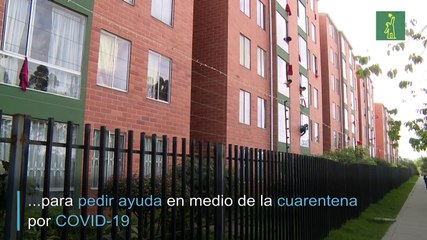 Trapos rojos para pedir ayuda económica en Colombia