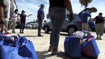 Venezolanos en espera de asilo reciben bolsas de mercados en Miami en medio de la pandemia