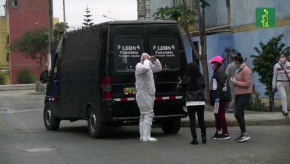 Fila de carros fúnebres en hospital de Perú para retirar cuerpos de muertos por COVID-19