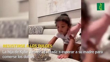 La hija de Kylie Jenner es retada a no comer dulces hasta que llegue su madre