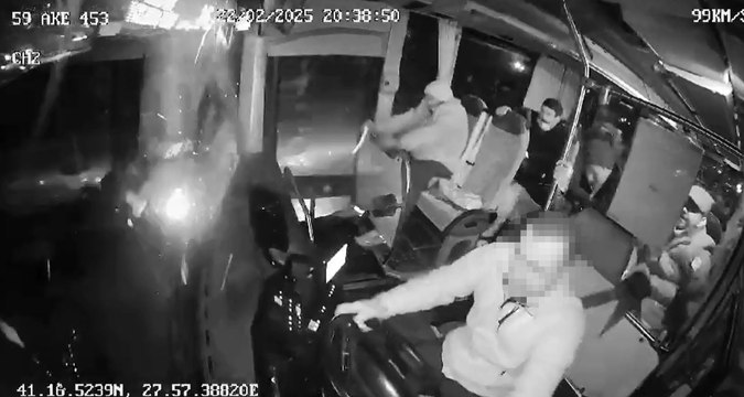 Belediye otobüsünün çarptığı motosikletli öldü; kaza kamerada