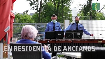 Policías alemanes ofrecen un concierto en una residencia de ancianos