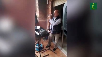 Un hombre ofrece concierto en su balcón e invita a resistir en la cuarentena