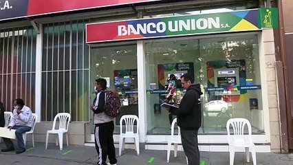 El pago de bonos en Bolivia crea aglomeraciones en los bancos