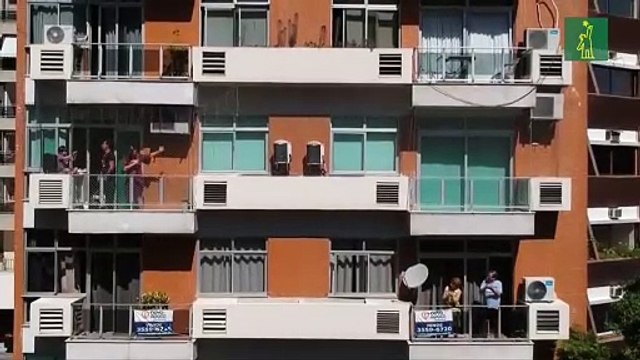 Pareja de cantantes de ópera ofrece conciertos desde balcón a vecinos en Río