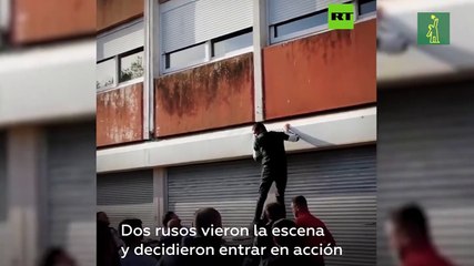 Dos rusos rescatan a un anciano de un edificio en llamas