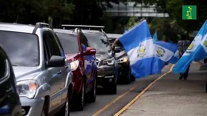 Centenar de guatemaltecos reclama en sus vehículos contra el confinamiento