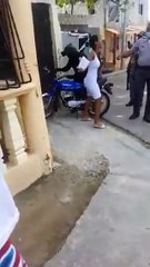 Ciudadana Y Agente De La Policía Se Van A Los Puños - Copy