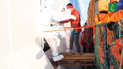 Los 147 migrantes del Alan Kurdi, trasladados a un ferri para cuarentena