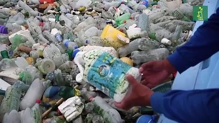 Toneladas de basura inundan lago que intentan rescatar en Guatemala