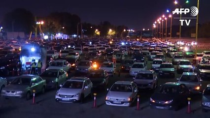 Los iraníes festejan el Ramadán desde el auto debido al coronavirus
