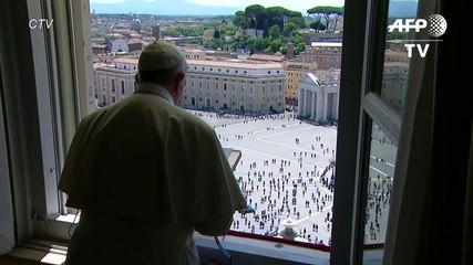 Los fieles vuelven a la plaza de San Pedro para escuchar al papa, respetando las distancias
