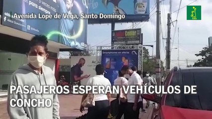 Pasajeros esperan vehículos de concho en la Avenida Lope de Vega
