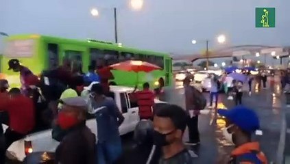 Lluvias complican llegada de personas a sus hogares