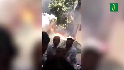 Momento cuando sacan al presidente del Banco de Punjab que viajaba en el avión Airbus A-320