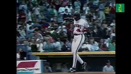 José Canseco persiguiendo un elevado, la pelota lo golpea en la cabeza para salir de HR