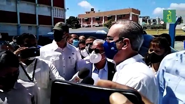 El presidente de la República Dominicana, Luis Abinader y el Ministro de Educación, Rafael Furcal asisten a la Escuela República de Perú a supervisar el proceso de vacunación