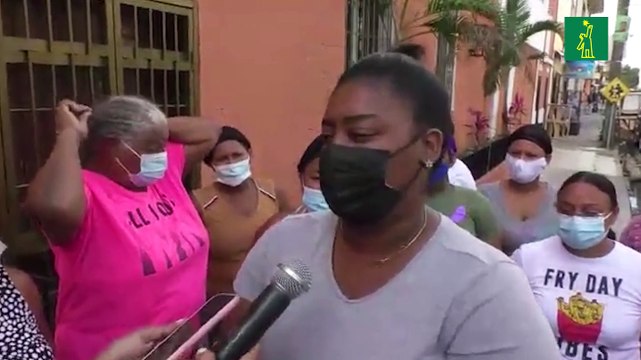 Moradores de Villa Consuelo se quejan por obstrución de aceras debido a negocios improvisados