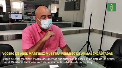 Vocero de Abel Martínez muestra permisos de armas incautadas en casa política del alcalde.