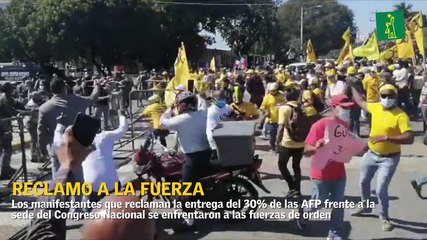 Manifestantes se enfrentan a la policía frente al Congreso en reclamo por el 30% de las AFP