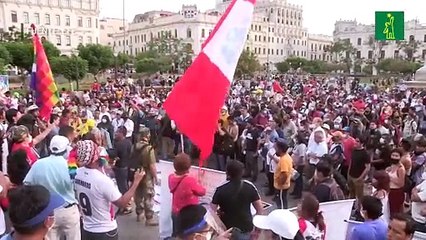 Manifestantes en rechazo a la restricción gritan "Muera la cuarentena" en Perú