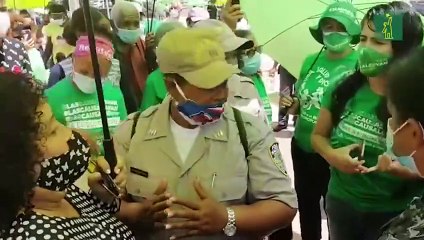 Policías intentan desalojar nueva vez manifestantes de las tres causales de en frente del Congreso Nacional