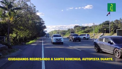 Ciudadanos regresan a santo domingo autopista Duarte.