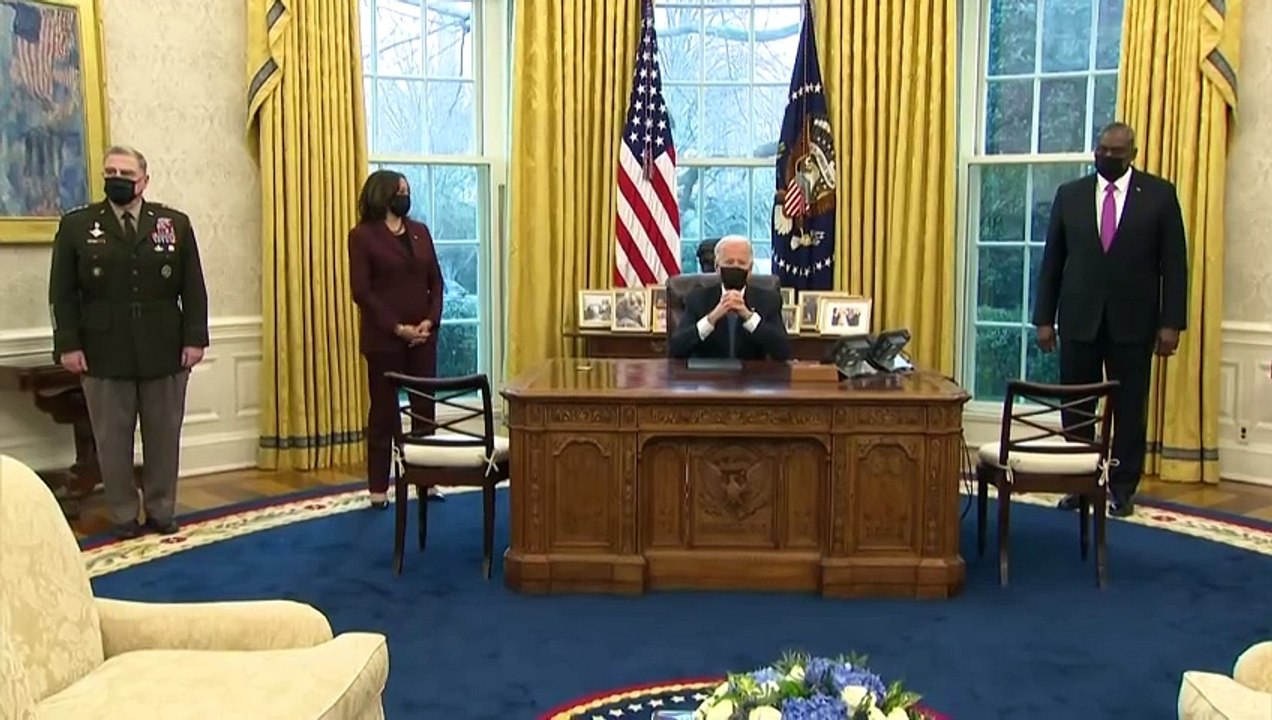 Biden anula prohibición de Trump de que personas transgénero sirvan en Fuerzas Armadas.