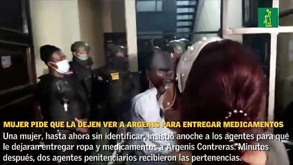 Mujer pide que la dejen ver a Argenis para entregarle ropa y medicamentos