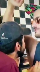 Camilo le lame la axila a su cuñado Ricky Montaner