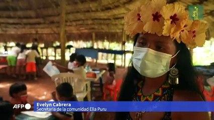 Maestra deja mundo "virtual" y lleva clases en canoa a niños indígenas de Panamá