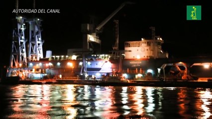 Remolcadores y dragas para desbloquear gigantesco navío del canal de Suez
