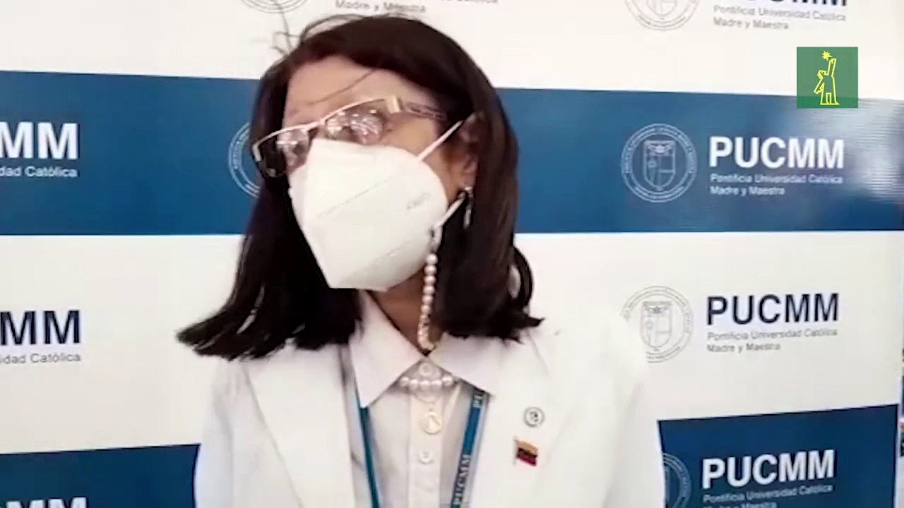 Adultos mayores reciben la segunda dosis de la vacuna contra el COVID-19 en la PUCMM