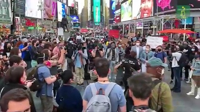 Decenas se unen en Nueva York a las celebraciones por la condena de Derek Chauvin