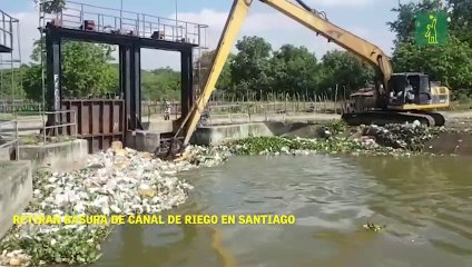 Retiran basura de canal de riego en Santiago