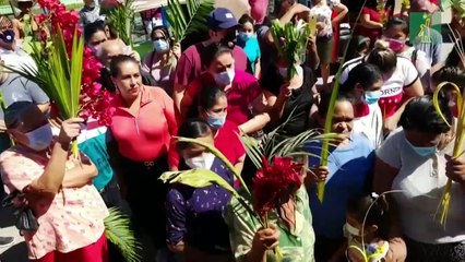 Sacerdote en Honduras arranca mascarilla a fieles