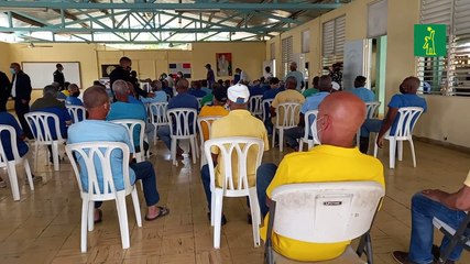 Comienzan a vacunar contra el COVID-19 a presos de edad avanzada.