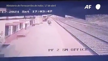 Heroico rescate en las vías de tren en India.