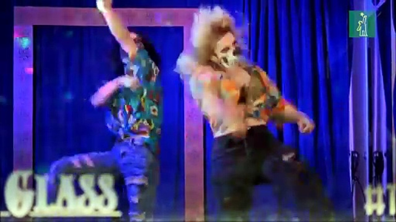 Hartos de la pandemia, músicos hacen de una vitrina en Nueva York su escenario