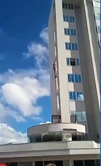 Salvo pelo EPI - Pintor Cai de Terraço e Fica Pendurado em Fachada de Prédio em Minas